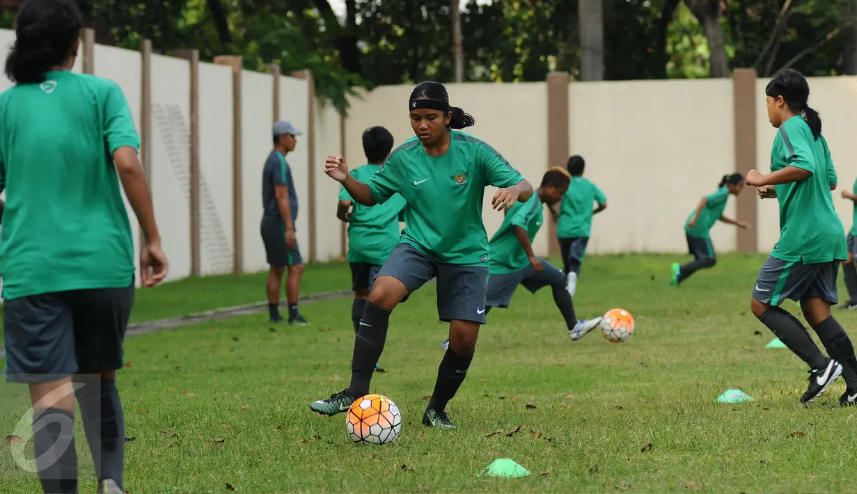 Pemain Timnas Putri Indonesia U-15 berlatih memainkan bola di Lapangan GOR Sunter, Jakarta, Kamis (4/5). Latihan ini persiapan mengikuti ajang Piala AFF U-15 putri 2017 di Laos, 7-20 Mei mendatang. (Liputan6.com/Helmi Fithriansyah)