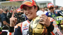 Pembalap Honda MotoGP, Marc Marquez berpose usai memastikan gelar juara dunia MotoGP 2014 di Sirkuit Motegi, Jepang, (12/10/2014). (AFP PHOTO/Toshifumi Kitamura)