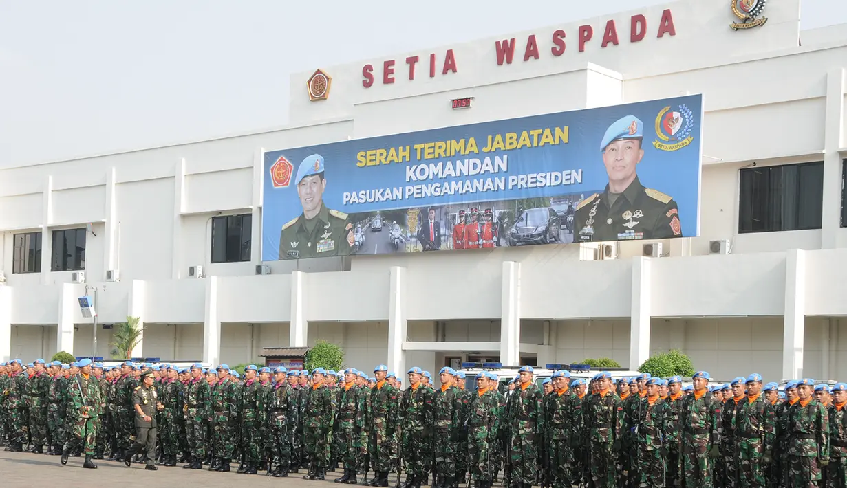 Sebuah spanduk terbentang yang memajang foto Mayjen TNI Doni Monardo dan Mayjen TNI Andika Perkasa, Markas Komando Paspampres, Jakpus, Rabu (22/10/2014) (Dok.Puspen TNI)