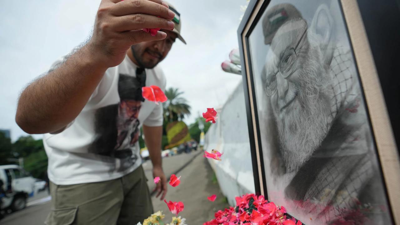 FOTO: Massa Aksi di Kedubes Amerika Serikat Mengecam Serangan ke Iran