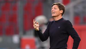 Pelatih Wolfsburg, Oliver Glasner, memberikan arahan kepada pemainnya saat menghadapi Bayer Leverkusen pada laga pekan ke-28 Bundesliga di Stadion Bay Arena, Selasa (26/5/2020) waktu setempat. Wolfsburg menang 4-1 atas Bayer Leverkusen. (AFP/Marius Becker/POOL)