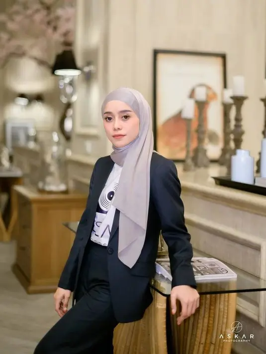 <p>Di usianya yang sudah 24 tahun, penampilan Lesti sudah mirip sosialita. Ia terlihat mengenakan berbagai brand ternama. [Foto: instagram.com/lestykejora]</p>