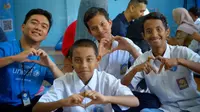Kenalan dengan Bayu (baju biru), Pemuda Aceh yang Aktif Advokasi Kehidupan Inklusif dan Suarakan Hak Anak Disabilitas. Foto: UNICEF.