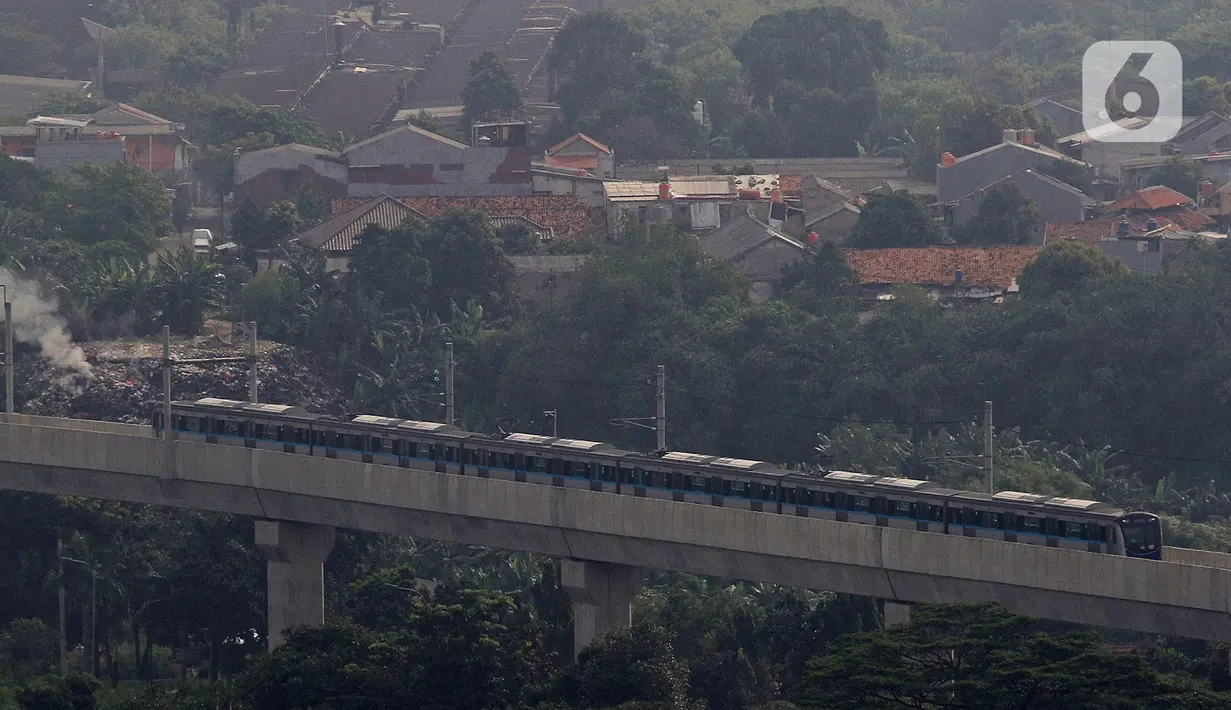 Rangkaian kereta Moda Raya Terpadu (MRT) memasuki stasiun MRT Lebak Bulus, Jakarta, Selasa (9/6/2020). Mulai 8 Juni kemarin, PT MRT Jakarta mengubah jarak antar kereta (headway) untuk jam sibuk pada hari kerja adalah 5 menit dan 10 menit di jam non-sibuk. (Liputan6.com/Herman Zakharia)