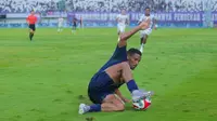 Pemain Persita Tangerang, Eber Bessa, berusaha menghentikan bola saat melawan Persik Kediri dalam laga lanjutan BRI Super League 2025/2026 di Stadion Indomilk Arena, Minggu (21/12/2025) sore WIB. (Bola.com/ M Iqbal Ichsan)