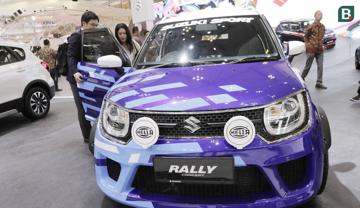 Pengunjung melihat mobil yang dipamerkan pada gelaran GIIAS 2018 di ICE, BSD City, Kamis (2/8/2018). Selain menjadi pemanis dan daya tarik pameran, SPG juga bisa membantu menjabarkan spesifikasi kendaraan yang dipamerkan. (Bola.com/M Iqbal Ichsan)