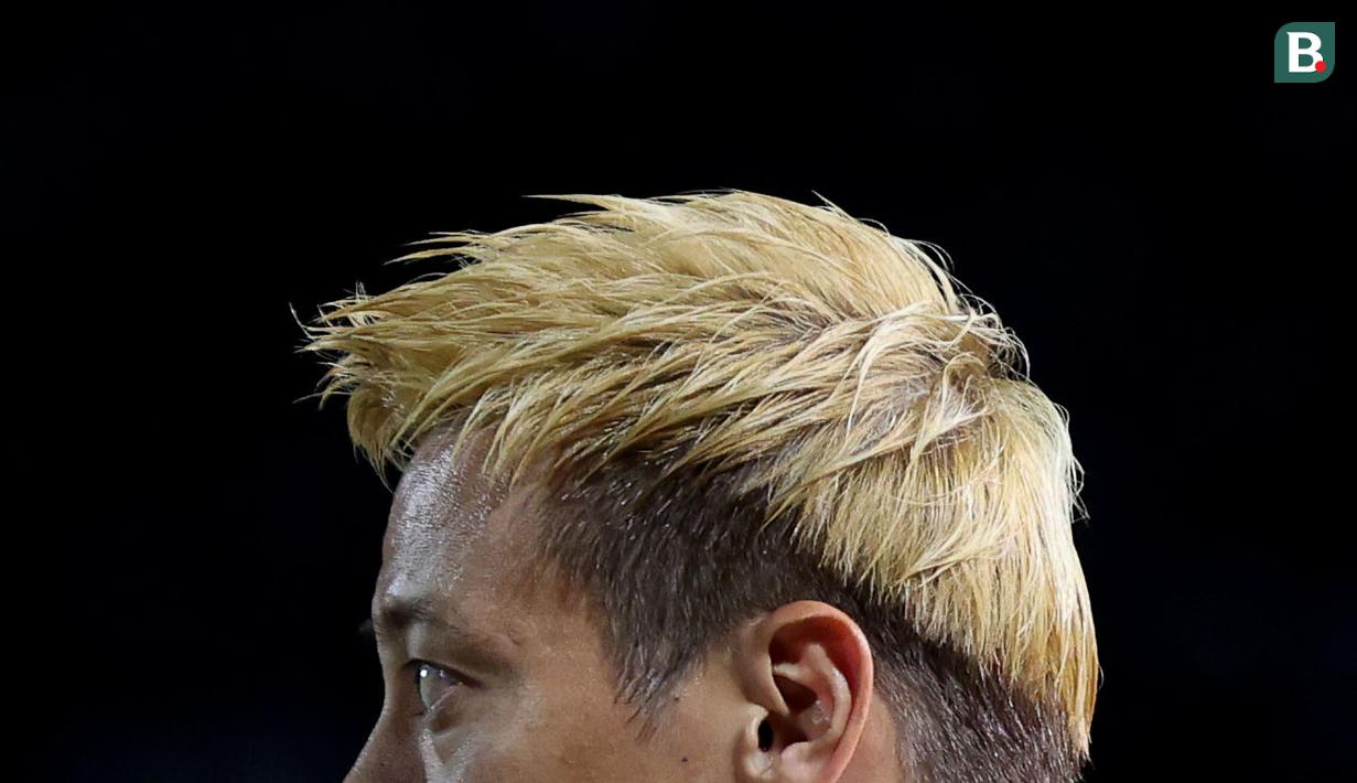 Pelatih Timnas Kamboja U-22, Keisuke Honda saat laga Grup A Sepak Bola SEA Games 2023 melawan Timnas Indonesia di Olympic National Stadium, Phnom Penh, Kamboja, Rabu (10/5/2023) malam WIB. Honda terkenal dengan gaya berpakaian unik saat mendampingi Kamboja pada perhelatan akbar olahraga di Asia Tenggara tersebut. (Bola.com/Abdul Aziz)