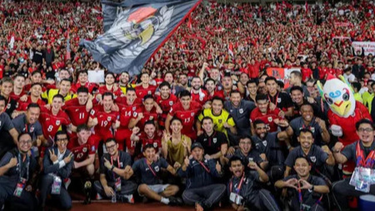 VIDEO: Momen Kemenangan Timnas, Prabowo Digeruduk Rizky Ridho Tertatih Ole Romeny Jadi Sorotan