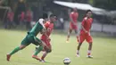 Gelandang Persija Jakarta, Ramdani Lestaluhu, berusaha melewati hadangan pemain PS AD pada laga uji coba di Lapangan Villa 2000, Tangerang, Jumat (4/3/2016). (Bola.com/Vitalis Yogi Trisna)