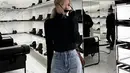 Melihat Rose BLACKPINK berbelanja dalam outfit hitam. Ia mengenakan turtleneck sweater berwarna hitam, dipadunya dengan celana jeans untuk nuansa kasual yang apik. Foto: Instagram.