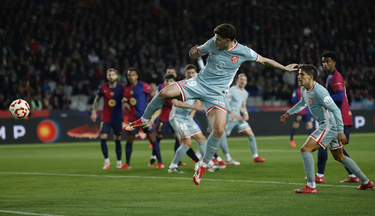 Pemain Atletico Madrid, Julian Alvarez mencetak gol pertama timnya ke gawang Barcelona dalam laga leg 1 semifinal Copa del Rey 2024/2025 di Estadi Olimpic Lluis Companys, Barcelona, Rabu (26/02/2025) dini hari WIB. (AP Photo/Joan Monfort)