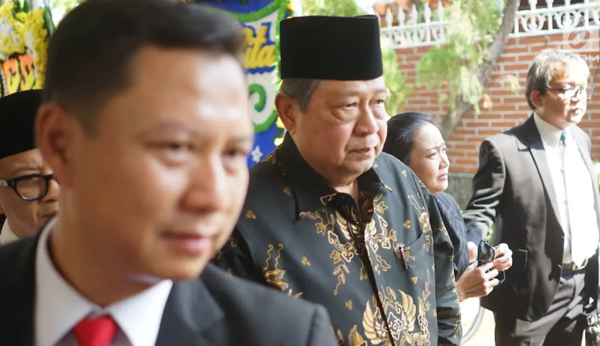 Presiden ke-6 RI Susilo Bambang Yudhoyono tiba di rumah duka Presiden ke-3 RI BJ Habibie di Kuningan, Jakarta, Kamis (12/9/2019). Kedatangan SBY yang didampingi kedua anaknya, AHY dan Ibas, serta menantunya Annisa Pohan, untuk menyampaikan belasungkawa. (Liputan6.com/Immanuel Antonius)