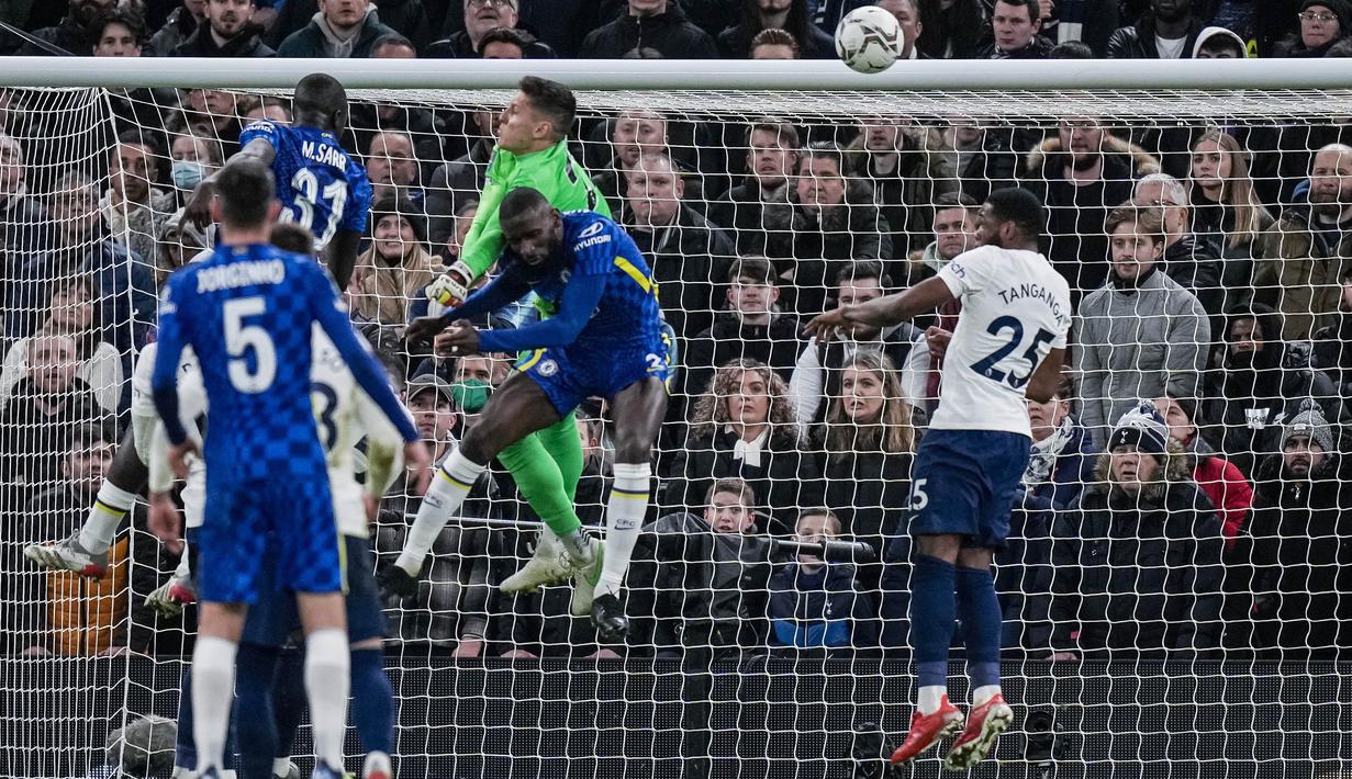 Gol semata wayang pada laga ini diciptakan oleh Antonio Rudiger di babak pertama tepatnya pada menit ke 18. Sepak pojok yang dikirim Mason Mount sukses disundul Rudiger untuk membobol gawang tuan rumah. (AP/Alastair Grant)