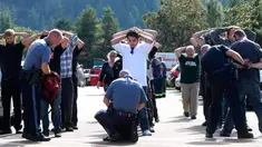 Polisi memeriksa tas mahasiswa dan staf setelah terjadi penembakan di Umpqua Community College di Roseburg, Oregon, AS, Kamis (1/10/2015). 13 orang tewas dan sekitar 20 lainnya terluka akibat kejadian tersebut. (REUTERS/Michael Sullivan/The News-Review)