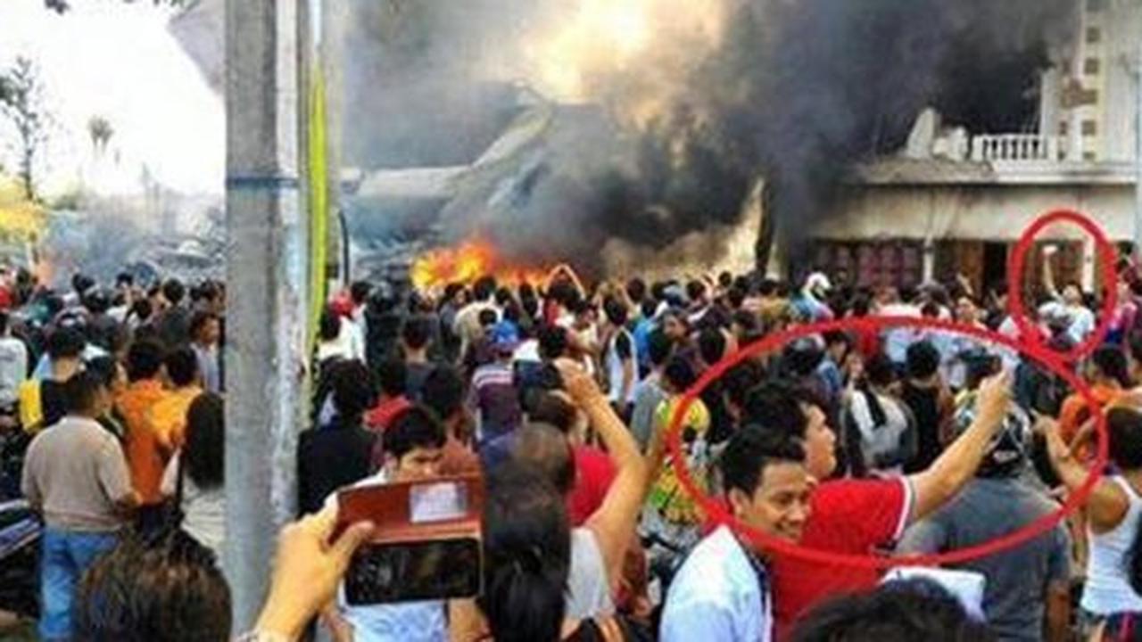 Terlalu! Pesawat Hercules jatuh, warga justru asyik selfie
