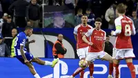 Rodrigues do Nascimento Galeno (kiri), mencetak gol ke gawang Arsenal untuk membawa FC Porto menang tipis 1-0 pada leg 1 babak 16 besar Liga Champions 2023/2024, Kamis (22/2/2024) dini hari WIB. (AP Photo/Luis Vieira)