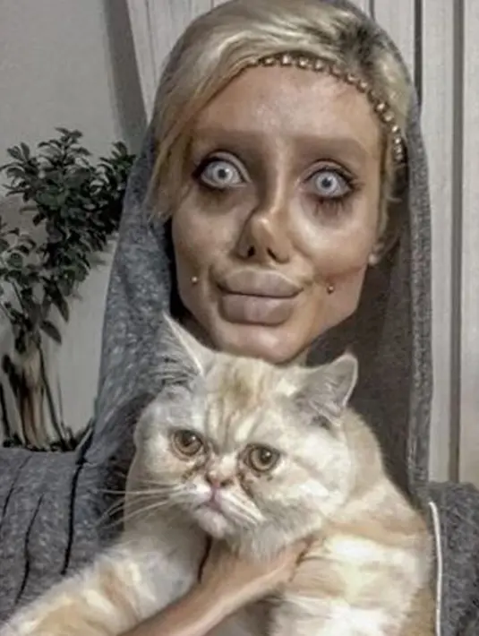 Sahar Tabar berpose bersama seekor kucing. Sahar mengatakan bahwa dia adalah penggemar berat Jolie dan rela melakukan apa saja agar terlihat seperti mantan istri Bradd Pitt tersebut. (Instagram/sahartabar_official)