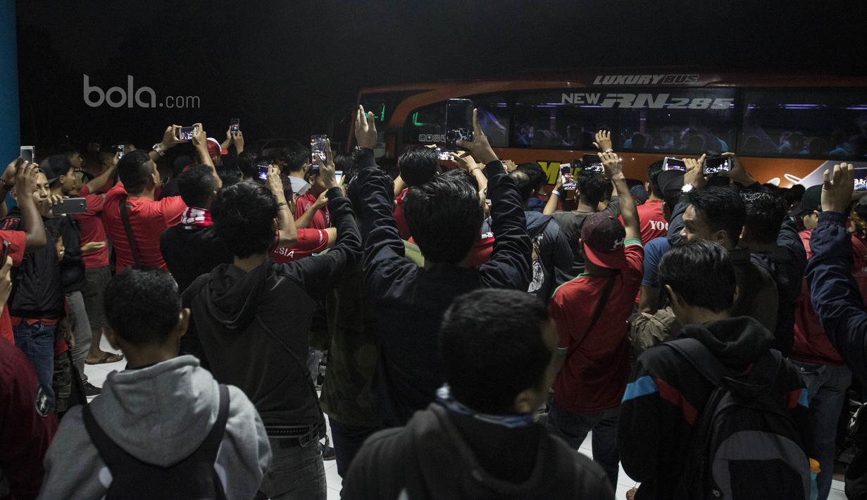 Suporter menyambut bus pemain Timnas Indonesia saat tiba di Stadion Maguwoharjo, Sleman, Selasa (13/6/2017). (Bola.com/Vitalis Yogi Trisna)