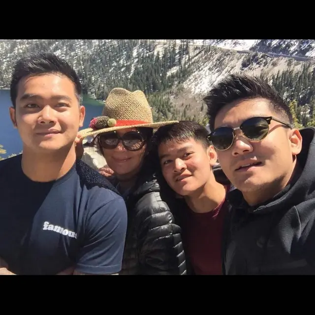 Ziarah Ke Makam Adik, Ini 7 Momen Kenangan Boy William dan Raymond Hartanto