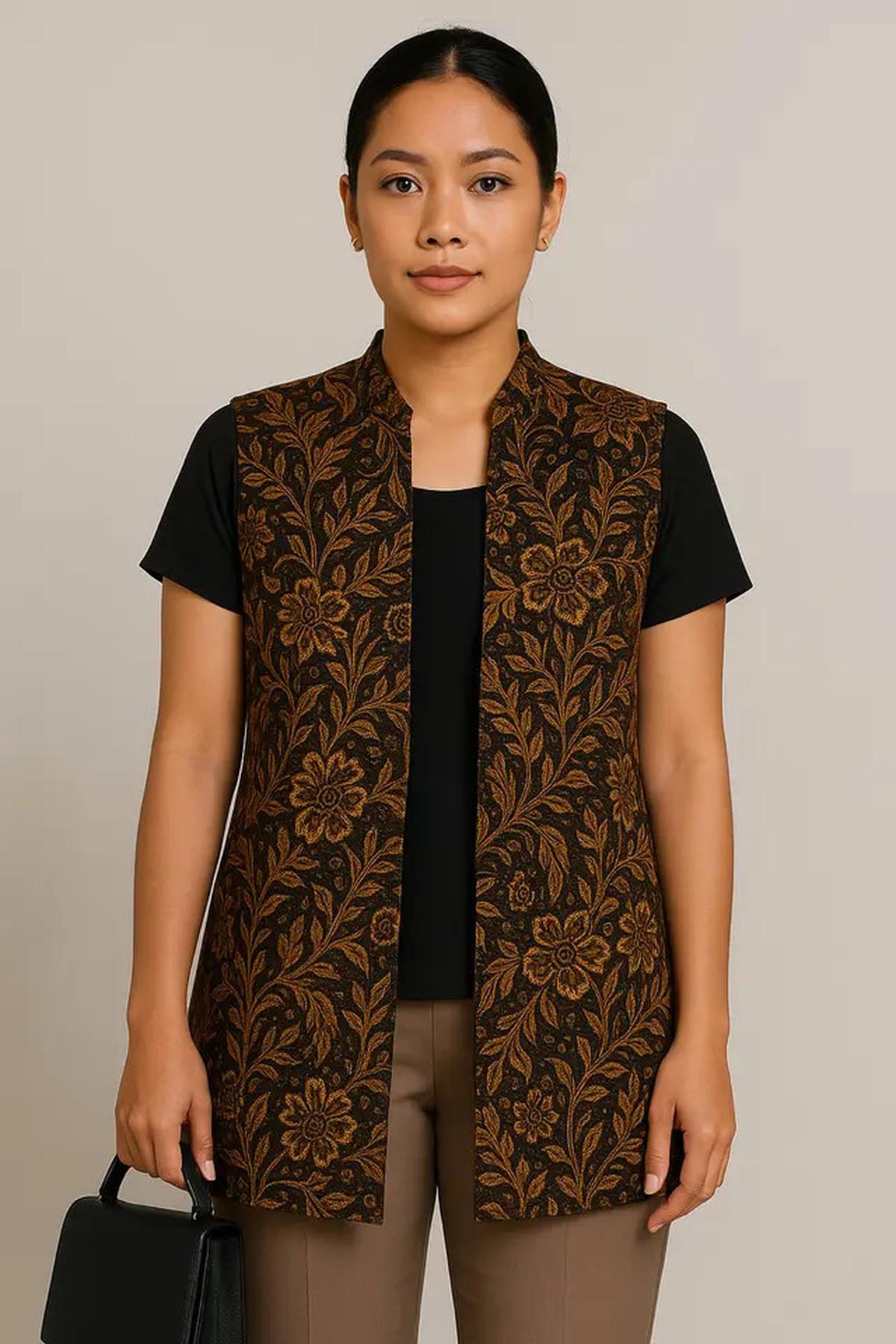 7 Model Jas Kombinasi Batik Wanita yang Trendi di Tahun 2025, Gaya Formal Elegan Berbalut Nuansa Budaya