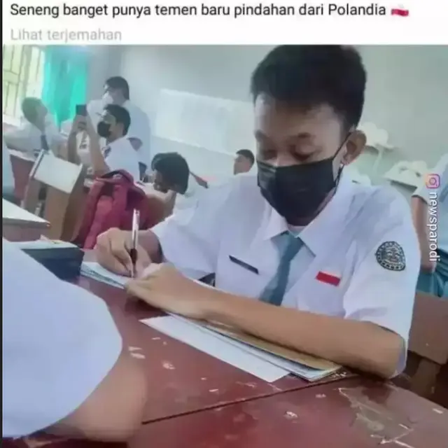 6 Potret Atribut Sekolah Nyeleneh Ini Bikin Enggak Habis Pikir, Ada Topi Raksasa