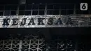 Kondisi gedung utama Kejaksaan Agung yang terbakar di Jakarta, Minggu (23/8/2020). Kebakaran hebat yang menghanguskan gedung utama Kejaksaan Agung pada Sabtu (22/8/2020) malam juga membuat sejumlah tahanan dievakuasi. (Liputan6.com/Faizal Fanani)