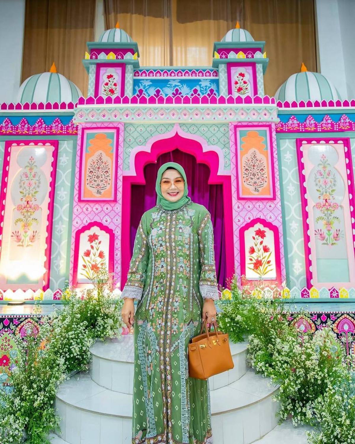 Seiring berjalannya waktu, Yora semakin memahami hal tersebut. Dia juga mengaku selalu terbuka mengenai uang yang menjadi honor bagi Nikita.<br>
