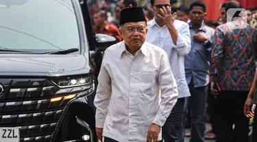 Sejumlah tokoh dan pejabat berdatangan untuk menyampaikan duka cita ke pihak keluarga Wakil Presiden ke-9 Republik Indonesia Hamzah Haz di rumah duka, Kawasan Tegalan, Matraman, Jakarta, Rabu (24/7/2024). Diantaranya, Wakil Presiden RI ke-10 dan 12 Jusuf Kalla. (Liputan6.com/Angga Yuniar)