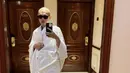 Gayanya tetap stylish dengan kaca mata hitam yang begitu statement.