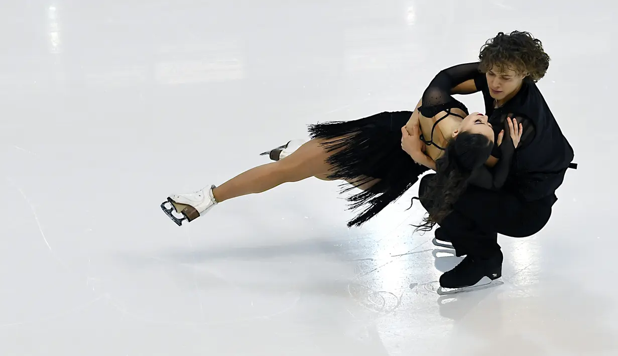 Aksi pasangan atlet Figure Skating, Alla Loboda dan Pavel Drozd dari AS menampilkan gerakan selama bersaing dalam kategori ajang Grand Prix Internationaux de France di Grenoble, Prancis, Sabtu (18/11). (AFP PHOTO / JEAN-PIERRE CLATOT)