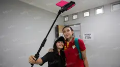 Pevoli Jakarta Elektrik PLN, Yolla Yuliana, tampak asyik foto bersama fans usai berlaga pada final four Proliga 2016 di GOR Amongrogo, Yogyakarta, Minggu (9/5/2016). (Bola.com/Vitalis Yogi Trisna)