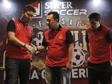 Perwakilan Super Soccer, Riko Setiawan, bersalaman dengan Direktur Roro Jonggrang, Joko Pramuji usai jumpa pers di Senayan, Sabtu (11/8/2018). Super Soccer Futsal Battle 2018 akan digelar mulai tanggal 18 Agustus 2018. (Bola.com/M Iqbal Ichsan)