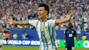 Pemain Argentina Lisandro Martinez merayakan gol kedua timnya selama pertandingan sepak bola babak 32 besar Piala Dunia melawan Tanjung Verde di Miami Gardens, Florida, Jumat, (03/07/2026). (AP Photo/Lynne Sladky)