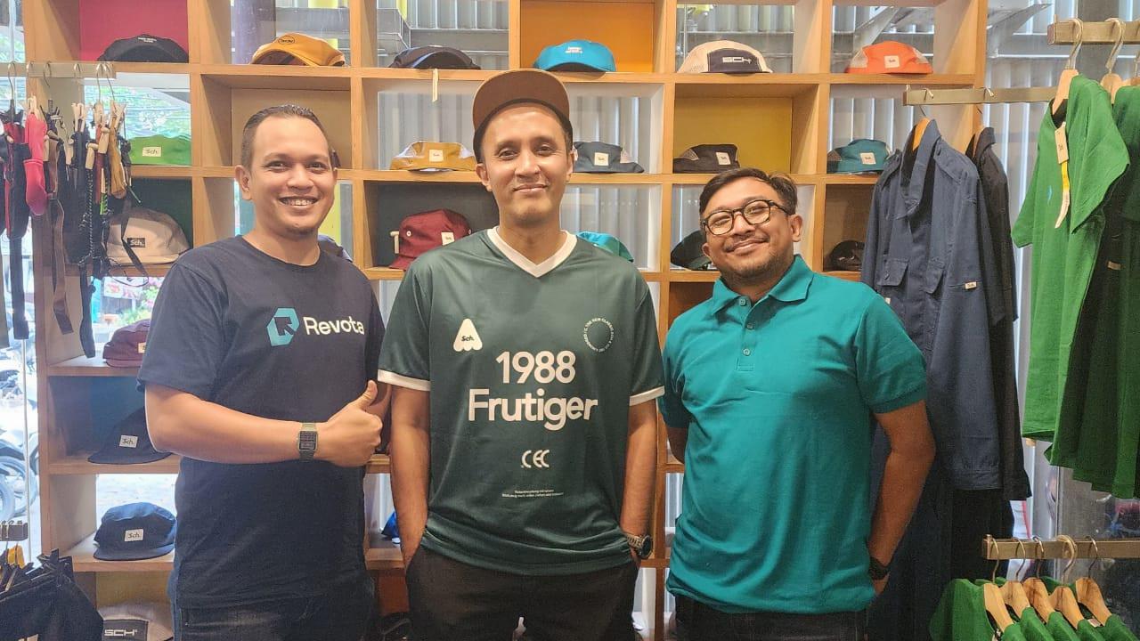 CEO Revota Benny Sudaryanto, pendiri Ouval Research (SCH) Rizky Yanuar, dan CMO Revota Ruby Agustrianto.