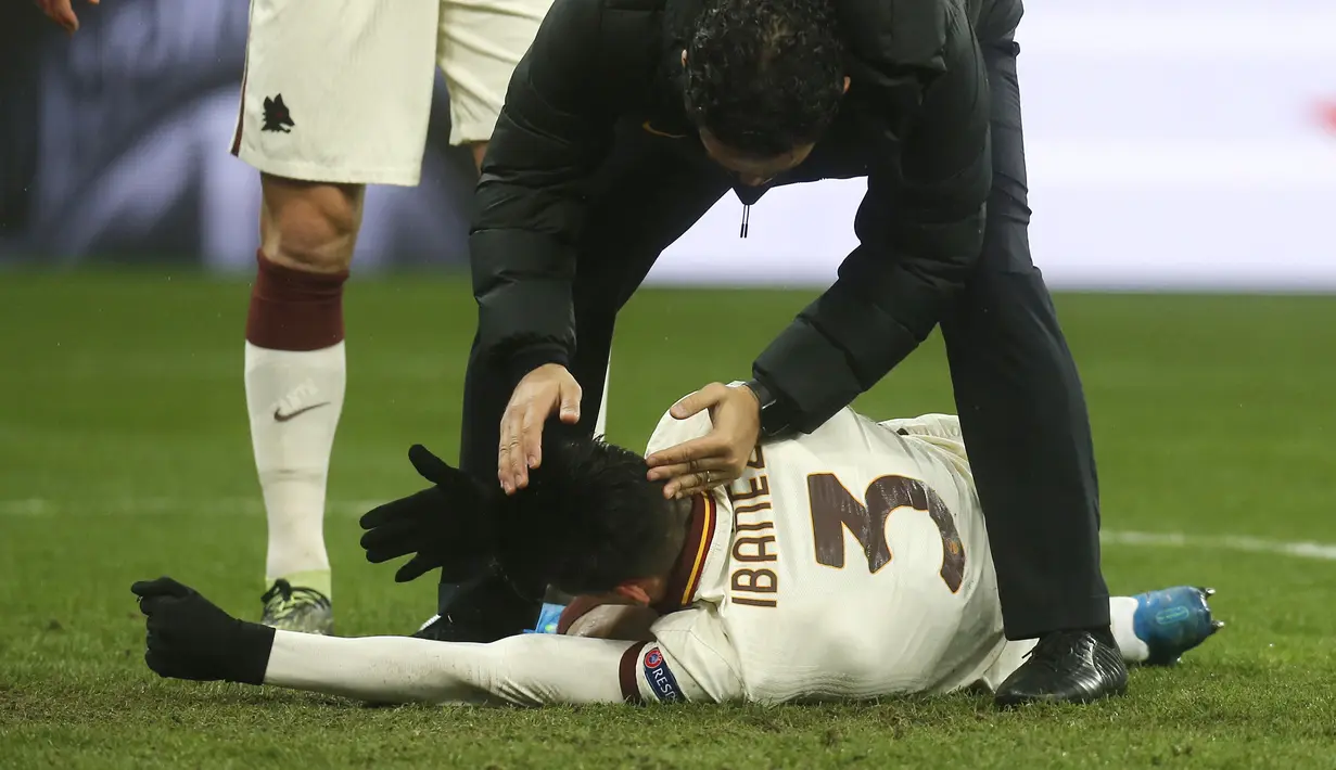 Bek AS Roma, Roger Ibanez mendapat penanganan tim medis usai terlibat benturan saat melawan Shakhtar Donetsk dalam laga leg kedua babak 16 besar Liga Europa 2020/2021 di Olimpiyskiy Stadium, Kiev, Kamis (18/3/2021). AS Roma menang 2-1 atas Shakhtar. (AP/Efrem Lukatsky)