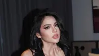 Wajah Davina Karamoy dipulas dengan kontur yang cukup tegas pada hidung dan rahang [@davinakaramoy]