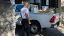 Petugas keamanan mengawasi sebuah truk yang bersiap meninggalkan kedutaan besar Kanada di Hanava, Kuba, Selasa (17/3).  Kanada memulangkan staf diplomat beserta keluarga mereka dari Kuba karena terserang penyakit misterius. (AP/Desmond Boylan)