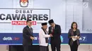 Cawapres nomor urut 01 Ma'ruf Amin dan Cawapres nomor urut 02 Sandiaga Uno berbincang usai debat cawapres 2019 di Hotel Sultan, Jakarta, Minggu (17/3). Debat bertemakan pendidikan, kesehatan, ketenagakerjaan, sosial dan budaya. (Liputan6.com/Johan Tallo)