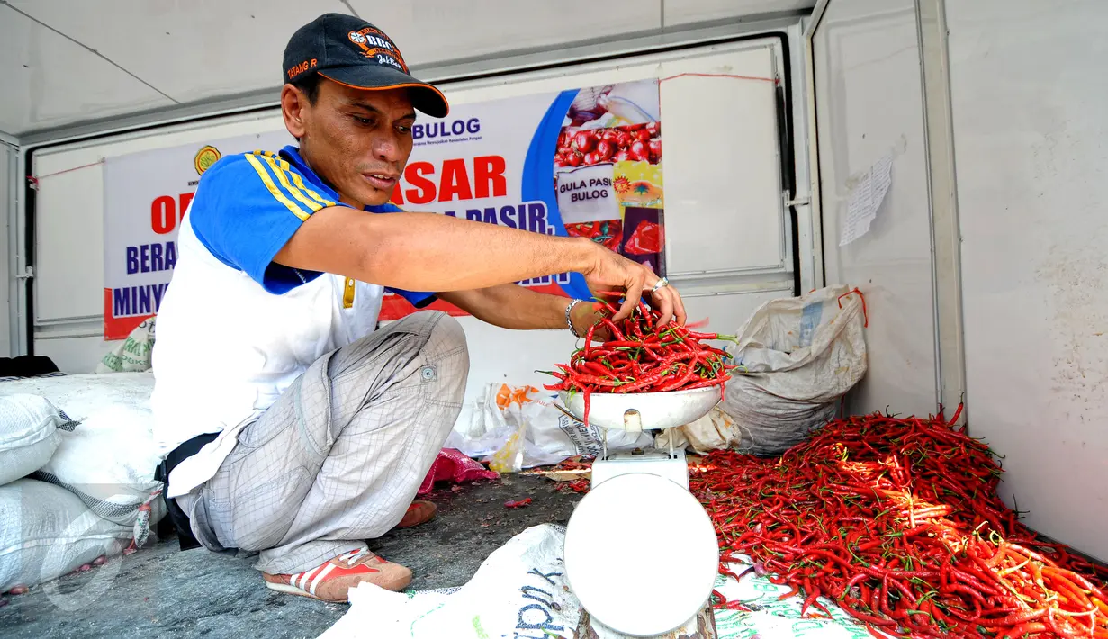 Petugas Bulog tampak menimbang cabai saat Operasi Pasar Bulog 2015 di kawasan Pasar Benhil, Jakarta, Jumat (26/6/2015). Operasi pasar ini untuk menjaga stabilitas harga sembako di bulan Ramadan. (Liputan6.com/Yoppy Renato)