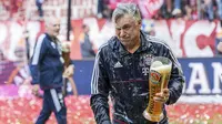 Carlo Ancelotti  saat merayakan keberhasilan timnya meraih gelar Bundeslia 2016-2017 dengan siraman Beer oleh para pemain Bayern Munchen di Munich, Jerman, (20/5/2017). (EPA/Christian Bruna)
