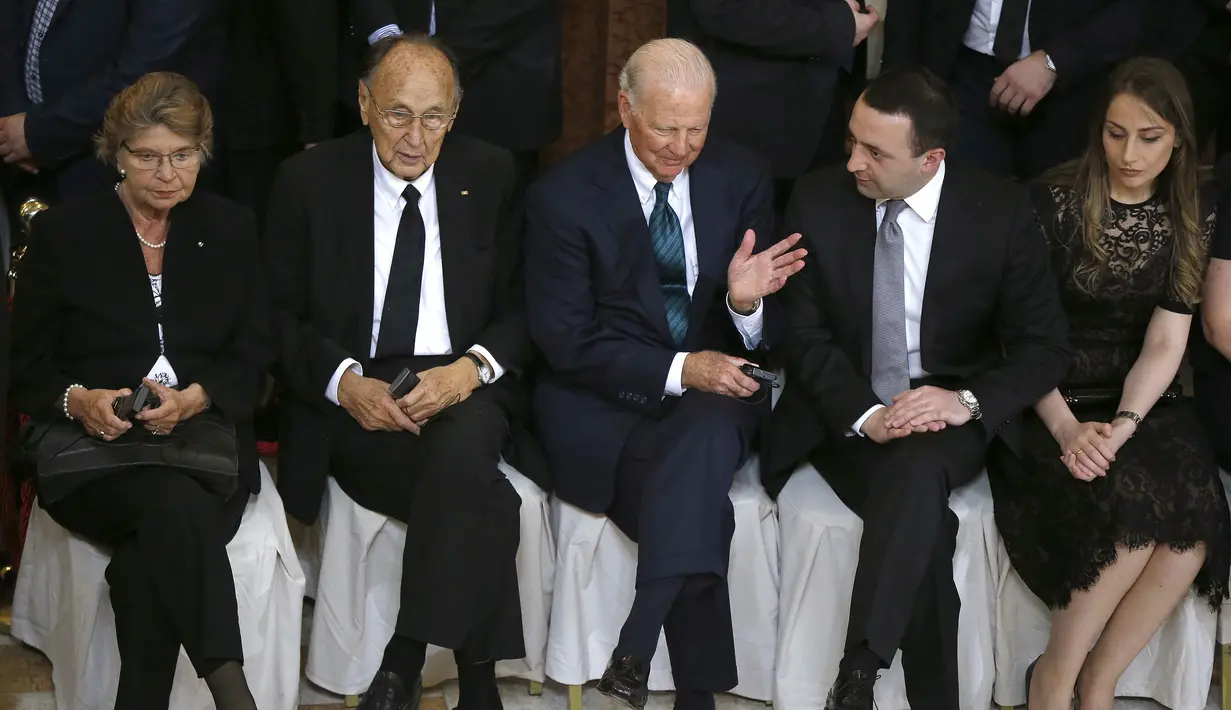 Tamu-tamu penting dari 28 negara ikuti menghadiri upacara pemakaman mantan Presiden Georgia dan menteri luar negeri Soviet Eduard Shevardnadze, Minggu (13/7/14). (REUTERS/David Mdzinarishvili) 