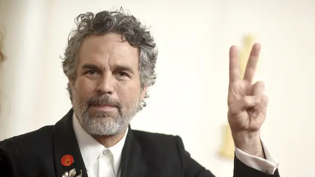 Mark Ruffalo dalam Piala Oscar 2024. (Richard Shotwell/Invision/AP)