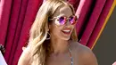 Penyanyi Jennifer Lopez terlihat tersenyum saat menghadiri acara "Karnaval Del Sol" pesta kolam renang di Drai Beach Club - Nightclub di The Cromwell Las Vegas pada 29 Mei 2016. (Ethan Miller/Getty Images/AFP)