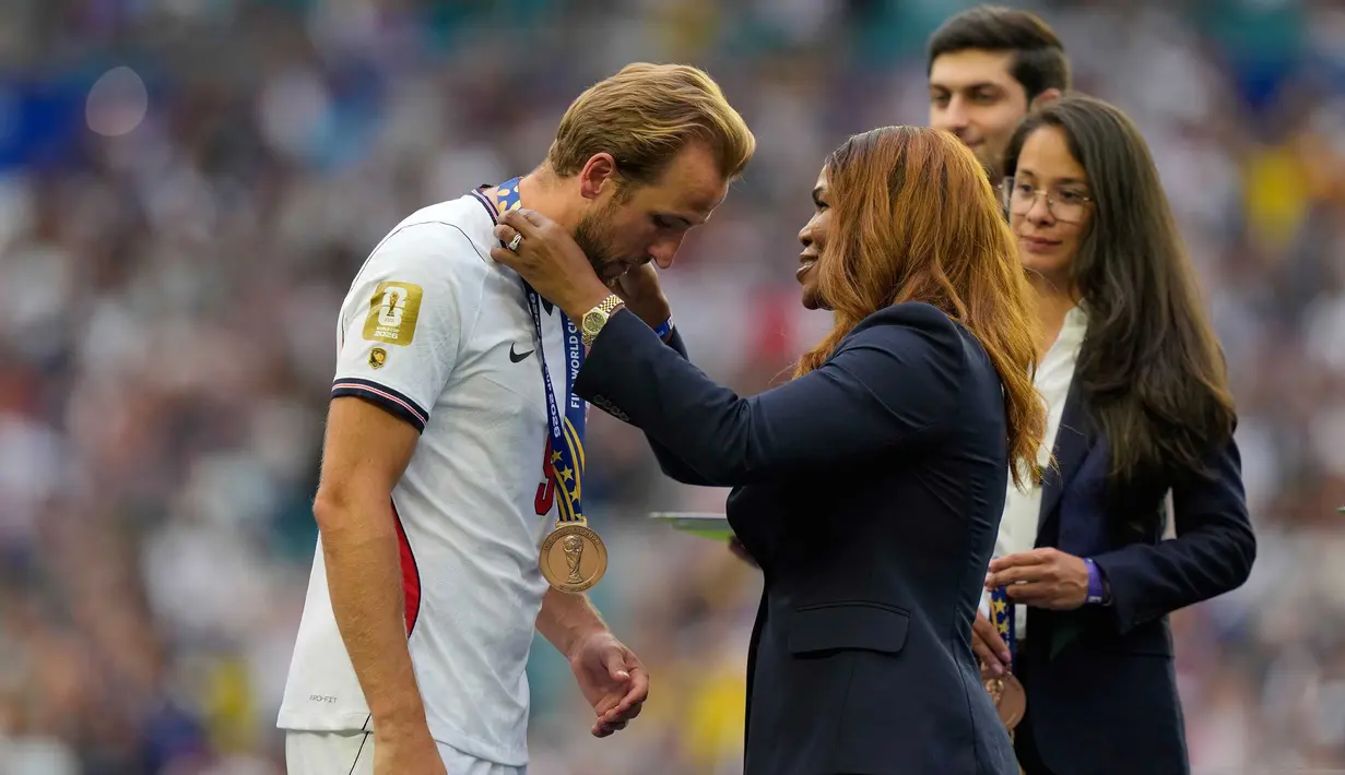 Pemain Inggris Harry Kane menerima medali perunggu dari anggota dewan FIFA Sonia Fulford usai  pertandingan sepak bola perebutan tempat ketiga Piala Dunia antara Prancis dan Inggris di Miami Gardens, Florida, Sabtu, 18 Juli 2026. (AP Photo/Lynne Sladky)
