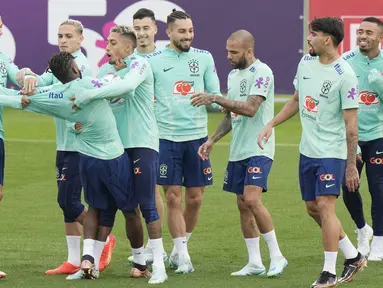 Sejumlah pemain Timnas Brasil tampak asyik bercanda saat sesi latihan di Turin, Italia. (AP/Luca Bruno)