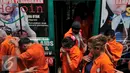 Sejumlah tersangka digiring keluar saat rilis pengungkapan narkotika jenis sabu dan ekstasi jaringan internasional di Polda Metro Jaya, Jakarta, Rabu (9/9/2015). Polisi  amankan barang bukti narkoba senilai Rp 174.500.000. (Liputan6.com/Andrian M Tunay)