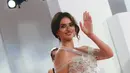 Aktris Penelope Cruz menyapa penggemar saat tiba menghadiri pemutaran film "Wasp Network" yang dipertunjukkan dalam kompetisi selama Venice Film Festival 2019 di Venice Lido, Italia (1/9/2019). Penelope Cruz tampil cantik mengenakan gaun putih di acara tersebut. (AFP Photo/Vincenzo Pinto)