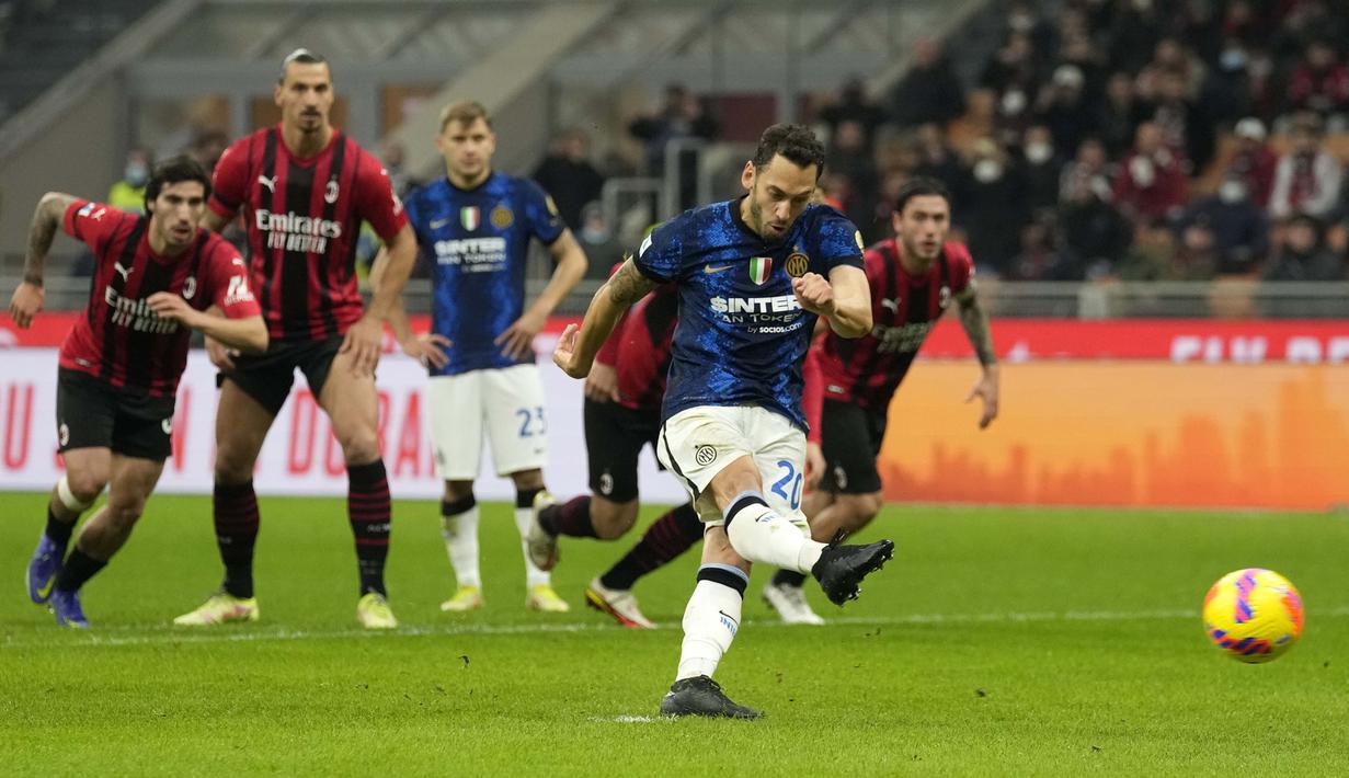 Calhanoglu sendiri yang mengeksekusi penalti tersebut dan menghasilkan gol buat Inter. (AP Photo/Antonio Calanni)