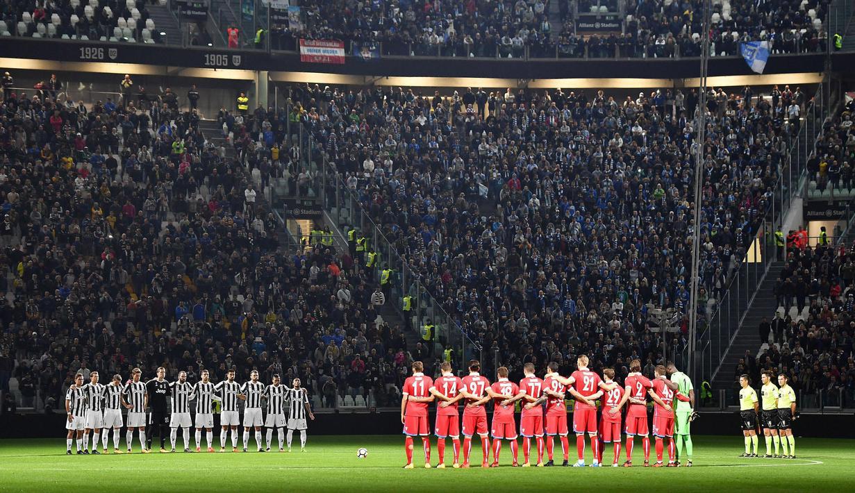 Para pemain Juventsu dan Spal menghentingkan cipta sejenak sebelum memulai laga Serie A di Allianz Stadium, Turin, (25/10/2017). Mengheningkan cipta mengenang fans cilik Anne Frank. (Alessandro Di Marco/ANSA via AP)