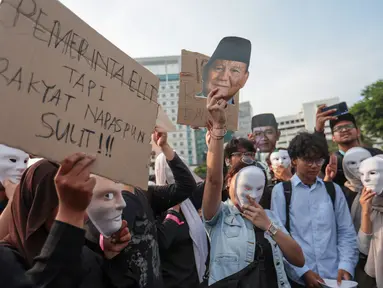 Sejumlah mahasiswa yang tergabung dalam aliansi Komite Selamatkan Daulat Rakyat (Sadar) menggelar aksi unjuk rasa di kawasan Tugu Tani, Menteng, Jakarta Pusat, Selasa (20/10/2026). Aksi tersebut bertepatan dengan dua tahun pemerintahan Presiden Prabowo Subianto dan Wakil Presiden Gibran Rakabuming Raka. (KLY/Budy Santoso)